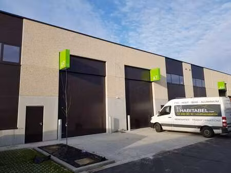 entrepot de 204 m² bien isole proche des grands axes