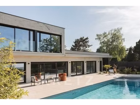 villa d'architecte avec piscine et vue dégagée