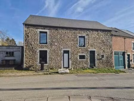 maison d’habitation en pierres avec terrasse et jardin