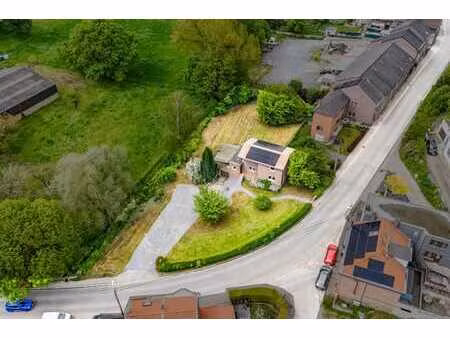 propriété 4 façades sur terrain de +- 2000m² et garage