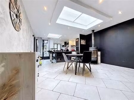 spacieuse habitation avec garage et jardin.
