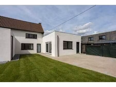 maison rénovée située dans un quartier calme.