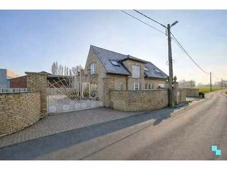 vrijstaande woning op een afgelegen weg in desselgem!
