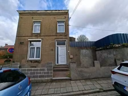 une maison d’habitation avec jardin et garage