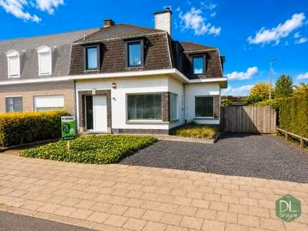 jolie maison 3 façades avec 4 chambres  un garage et jardin