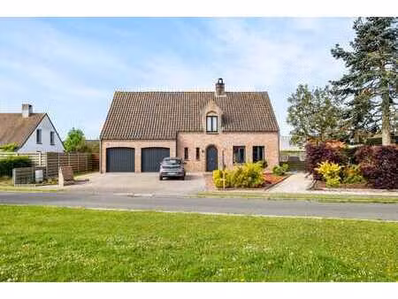 op te frissen alleenstaande woning met idyllische tuin te...