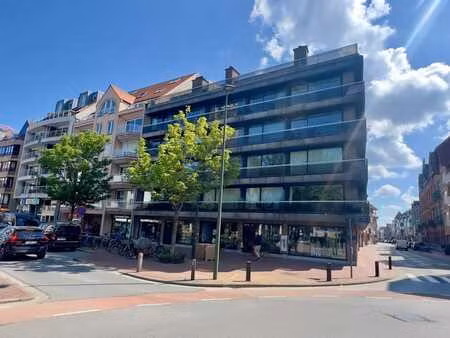 rez-de-chaussée commercial d'angle situé au centre de la lip