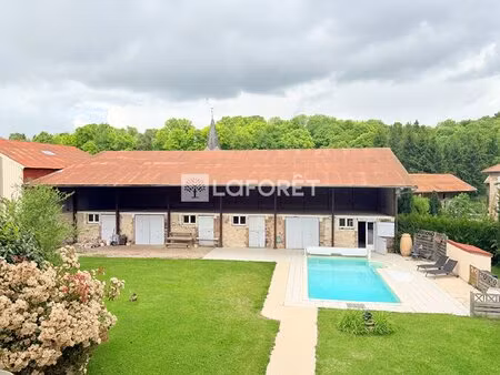 corps de ferme 5 chambres entièrement rénové.