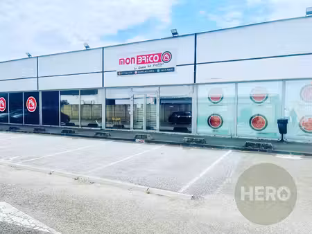 local commercial spacieux à la queue-les-yvelines