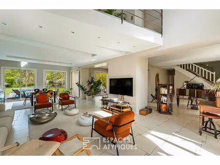 maison contemporaine avec piscine dans un cadre verdoyant d'exception