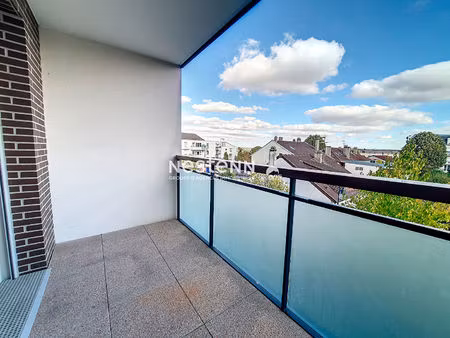 les clayes sous bois centre ville : appartement 2 pièces avec balcon  cave et parking
