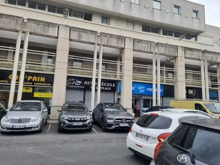 location entrepôt 60 m²
