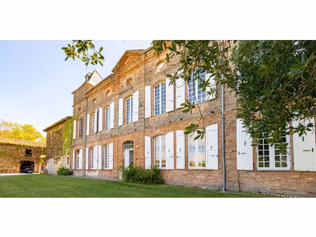 chateau de famille du 17e siècle en très bon état à vendre à