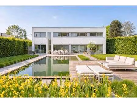 villa architecturale moderne avec piscine sur 1.540 m²