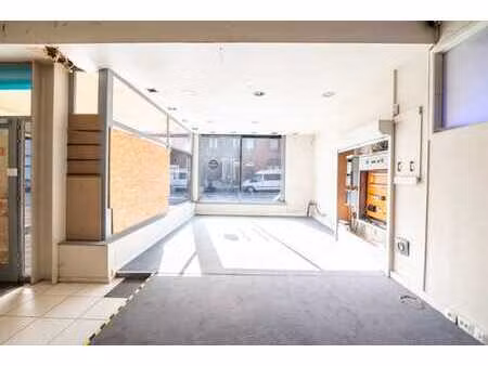 rez-de-chaussée commercial idéalement situé – fort potentiel