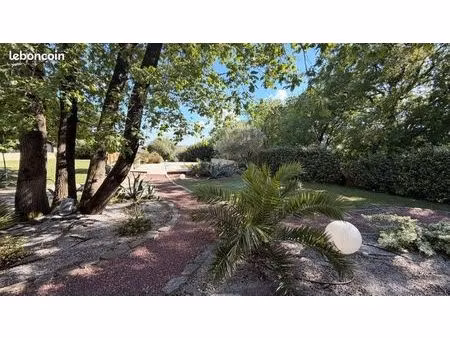 villa 168 m2 terrain paysagé avec piscine