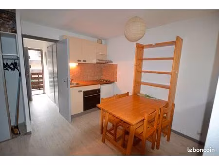 studio meublé avec coin nuit séparé et balcon
