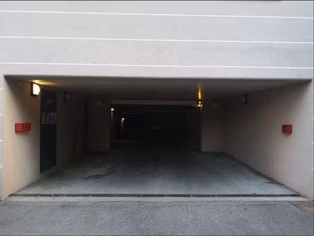 garage/ box proche tram et léman ex