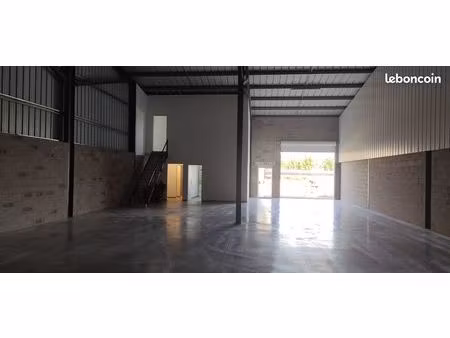 a louer entrepôt de 300m² avec bureaux  bâtiment neuf  hangar de stockage  agricole  ateli