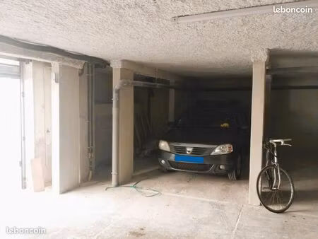 place de parking pour voiture plus moto