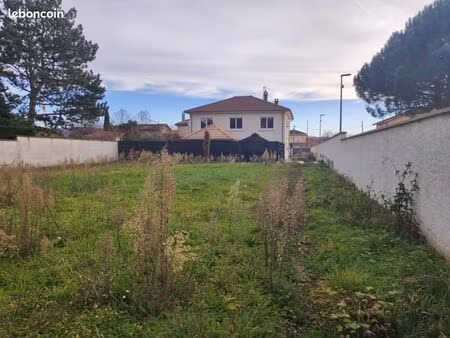 terrain 760 m² toussieu