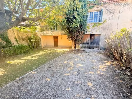 sur eyguieres  dans une impasse   maison de village de 120m² avec garage et extérieur