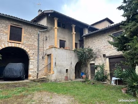 maison en pierres dorées
