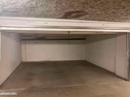 garage fermé 2 places 35m2