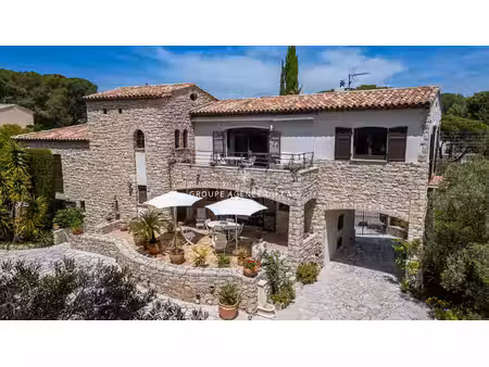 villa de luxe à vendre dans le quartier boulouris