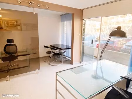 25 m² - local commercial / bureau meublé – rdc avec vitrine – centre aix-en-provence