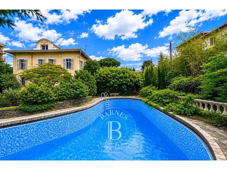 villa de luxe à vendre dans le quartier pasteur