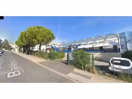 murs commerciaux dans une zone commerciale