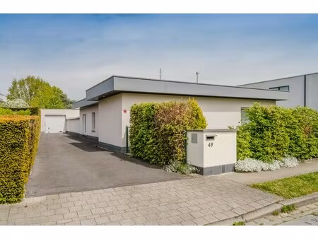 gelijkvloerse woning met loods/hobbyruimte te marke