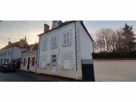 maison de village 98m2  3 chambres  cour et dépendances