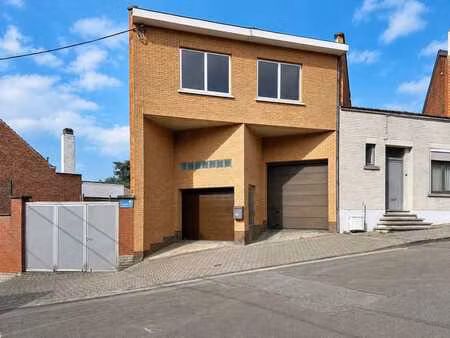 vaste atelier + appartement 2 chambres avec garage