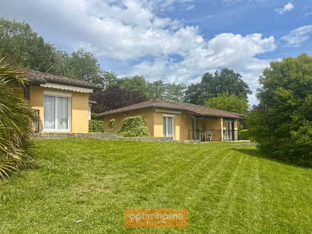2 pavillons de plain-pied composes de 4 appartements t2  parking et jardin autour