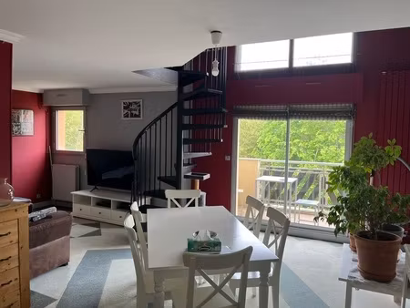 appartement lumineux en duplex 2 chambres et grande mezzanine dans résidence arborée et sé