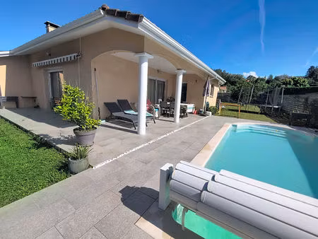 maison t6 de 136 m² sur terrain de 1 000 m² avec piscine.