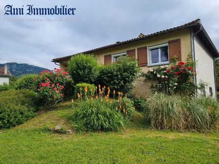 cette maison individuelle est un plain-pied sur sous-sol  sur un terrain clos de 2000m2.  