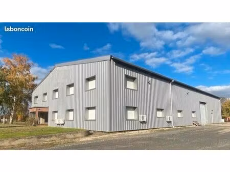 bâtiment industriel avec bureaux
