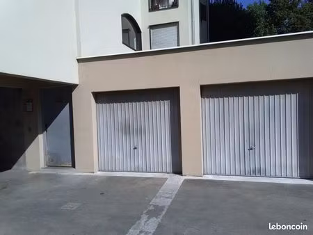 garage fermé à louer 92 cc