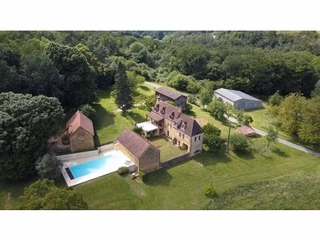 ancienne ferme périgourdine rénovée sur 15 hectares à 6 kilomètres de sarlat.