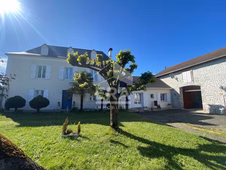 lescar - authentique béarnaise de 200 m² avec grange en galet plus dépendance