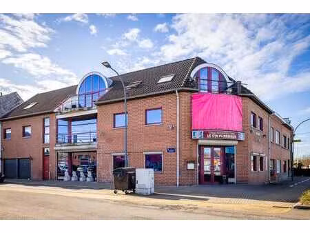 immeuble commercial avec logement à proximité du ring de bru