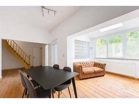 bureau lumineux avec jardin en arrière maison
