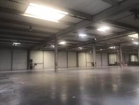 location entrepôt saint quentin en yvelines 78180 4000m²