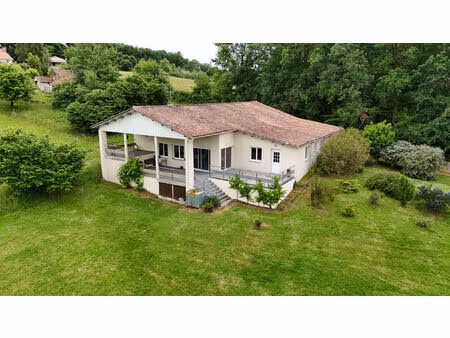 grande maison à st nexans dans un cadre verdoyant et bucolique