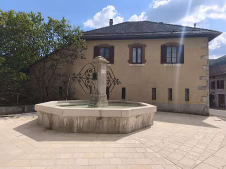 maison en pierre avec terrain et nombreuses dépendances