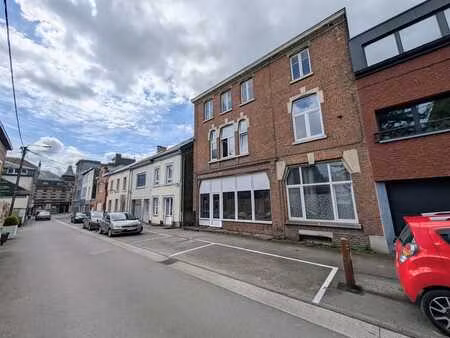 immeuble de 4 unités dans une rue calme