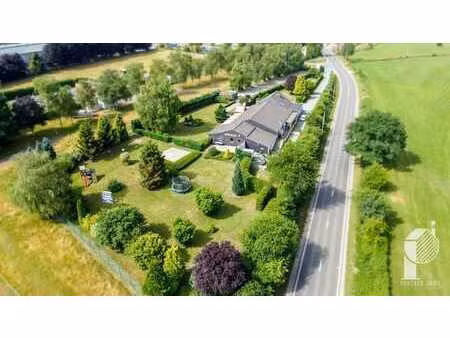 ensemble avec de grands bureaux aménageables et maison 5ch